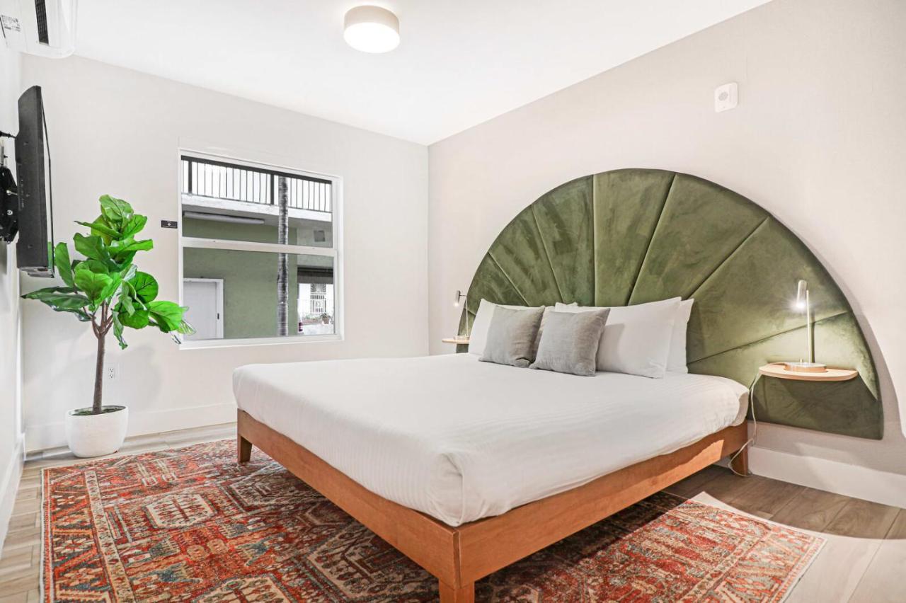 Adjacent Three Bed Three Bath Apartment