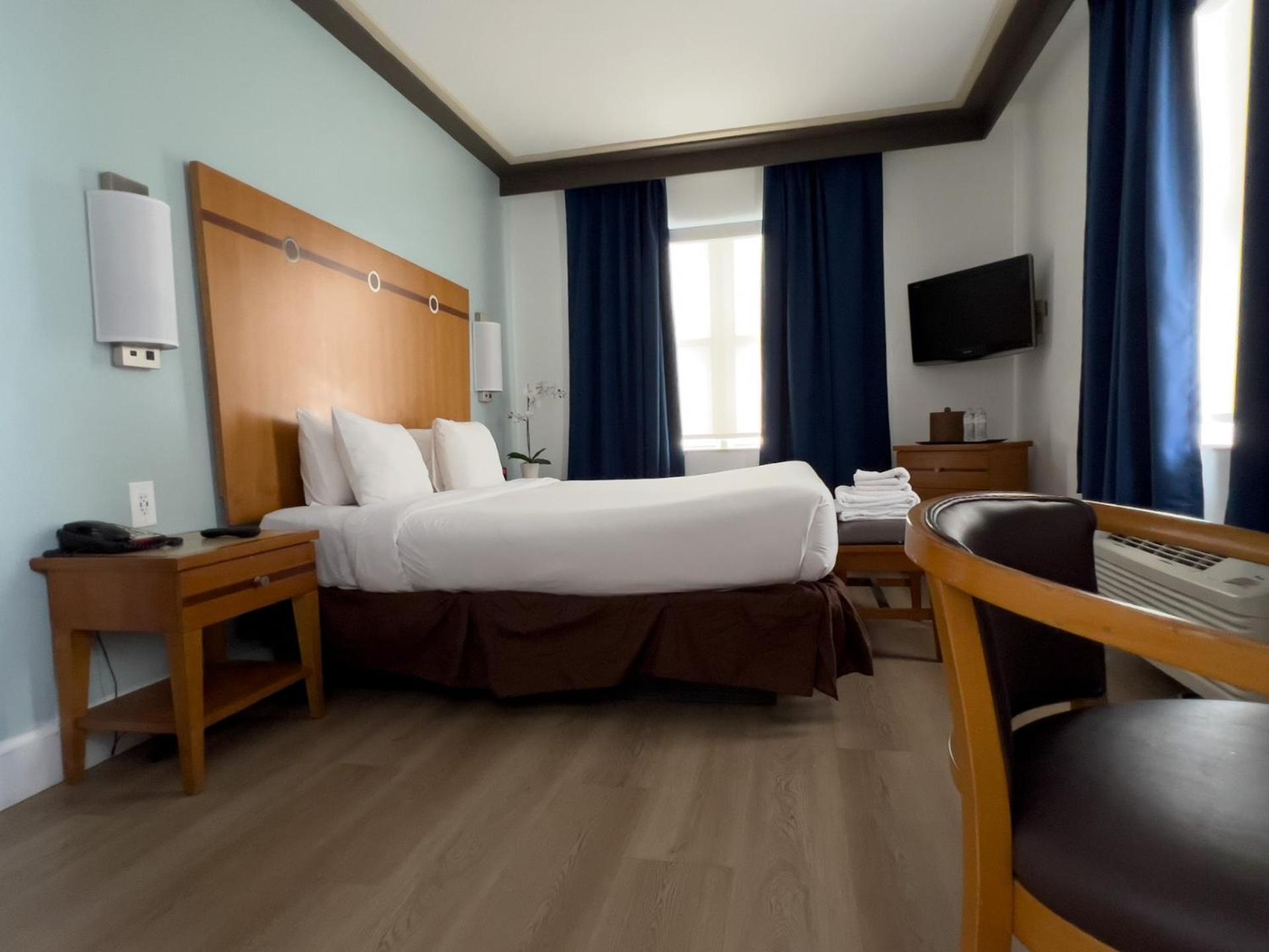 King Room with Roll-in Shower - Mobility Access/Non-Smoking,1608779711:JPEG