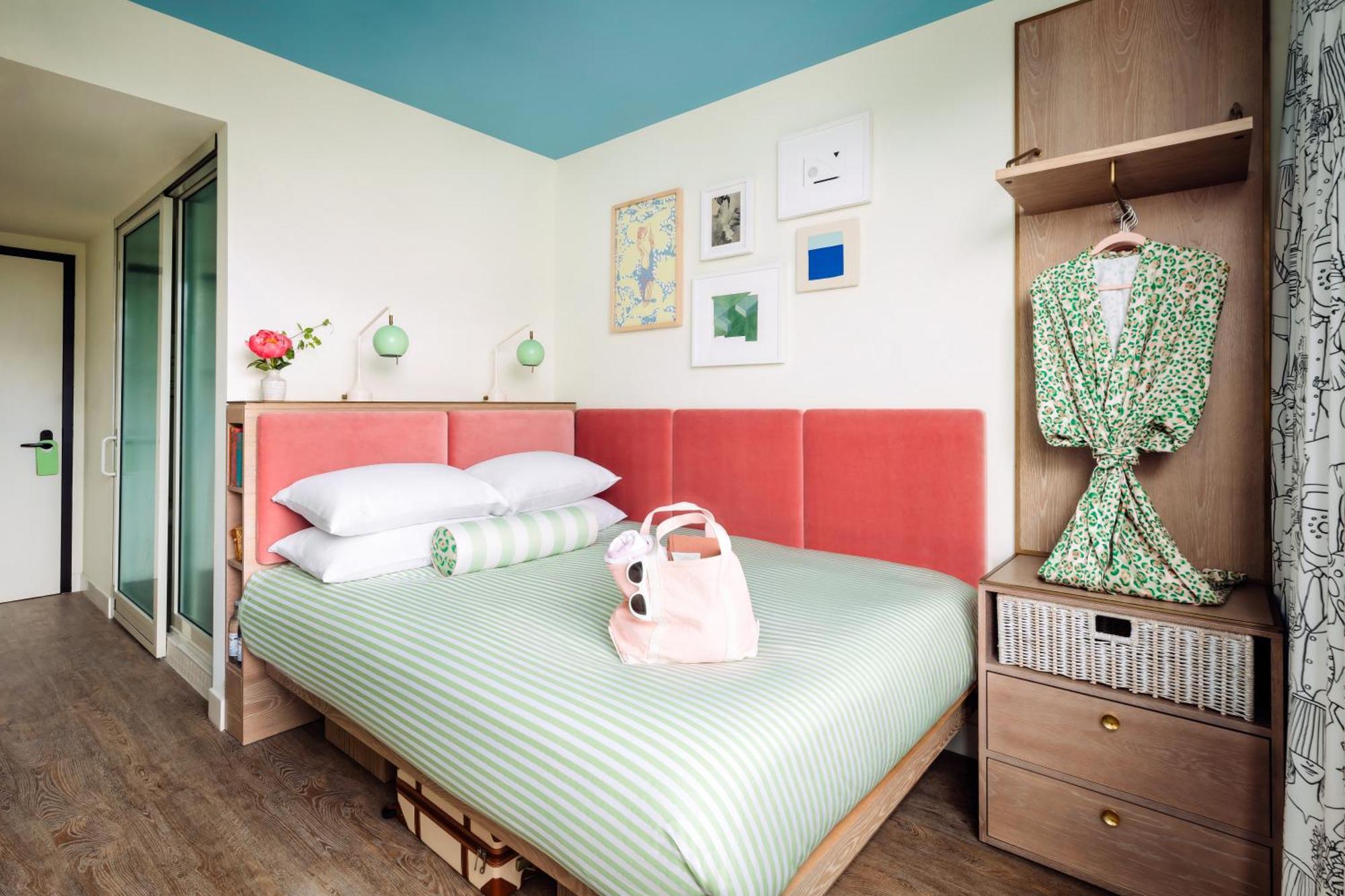 Standard Queen Room with Ocean View