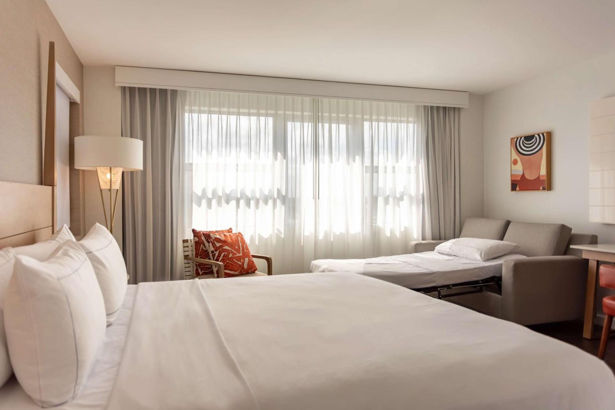 Corner King Room City View
