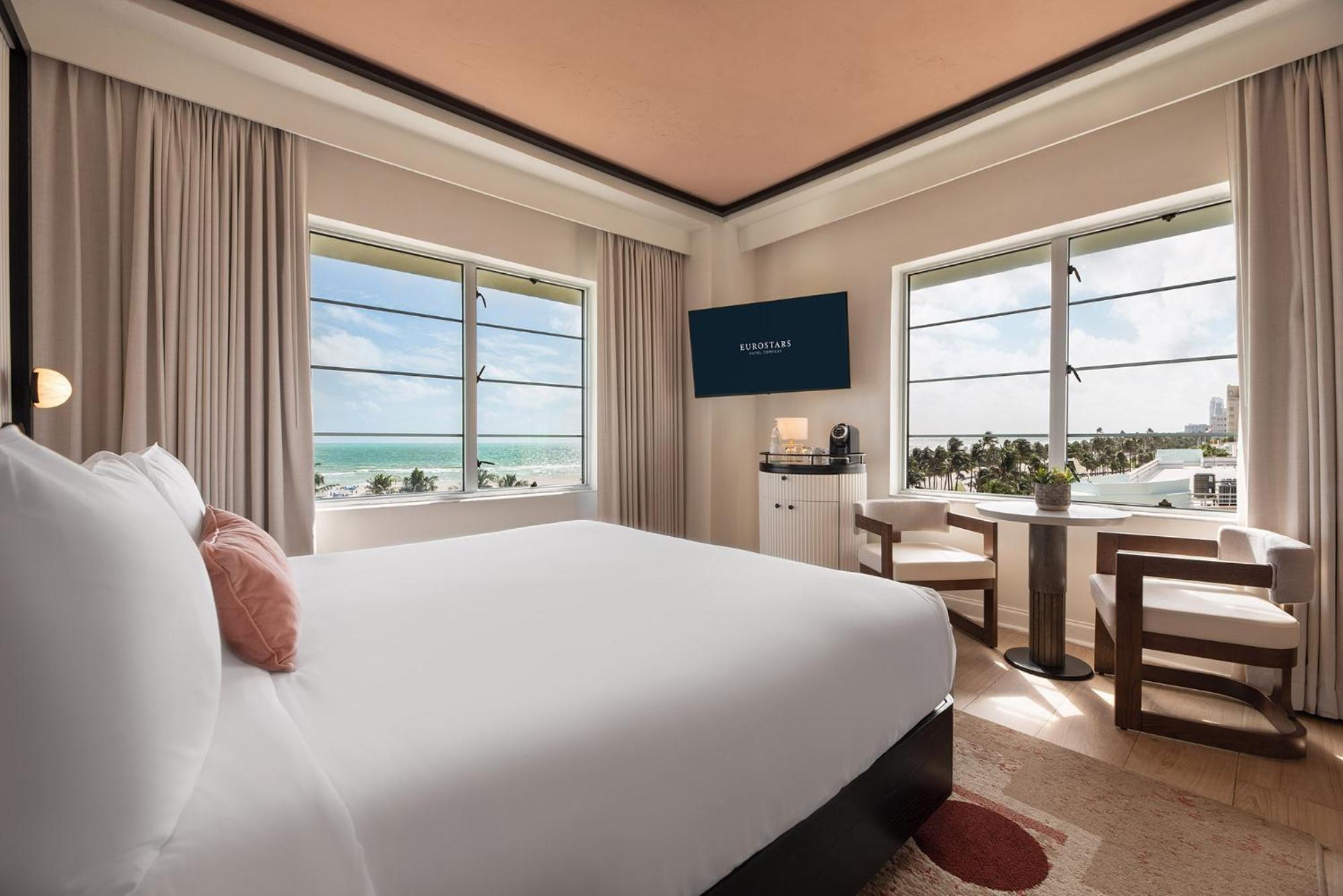 Deluxe King Room corner ocean view