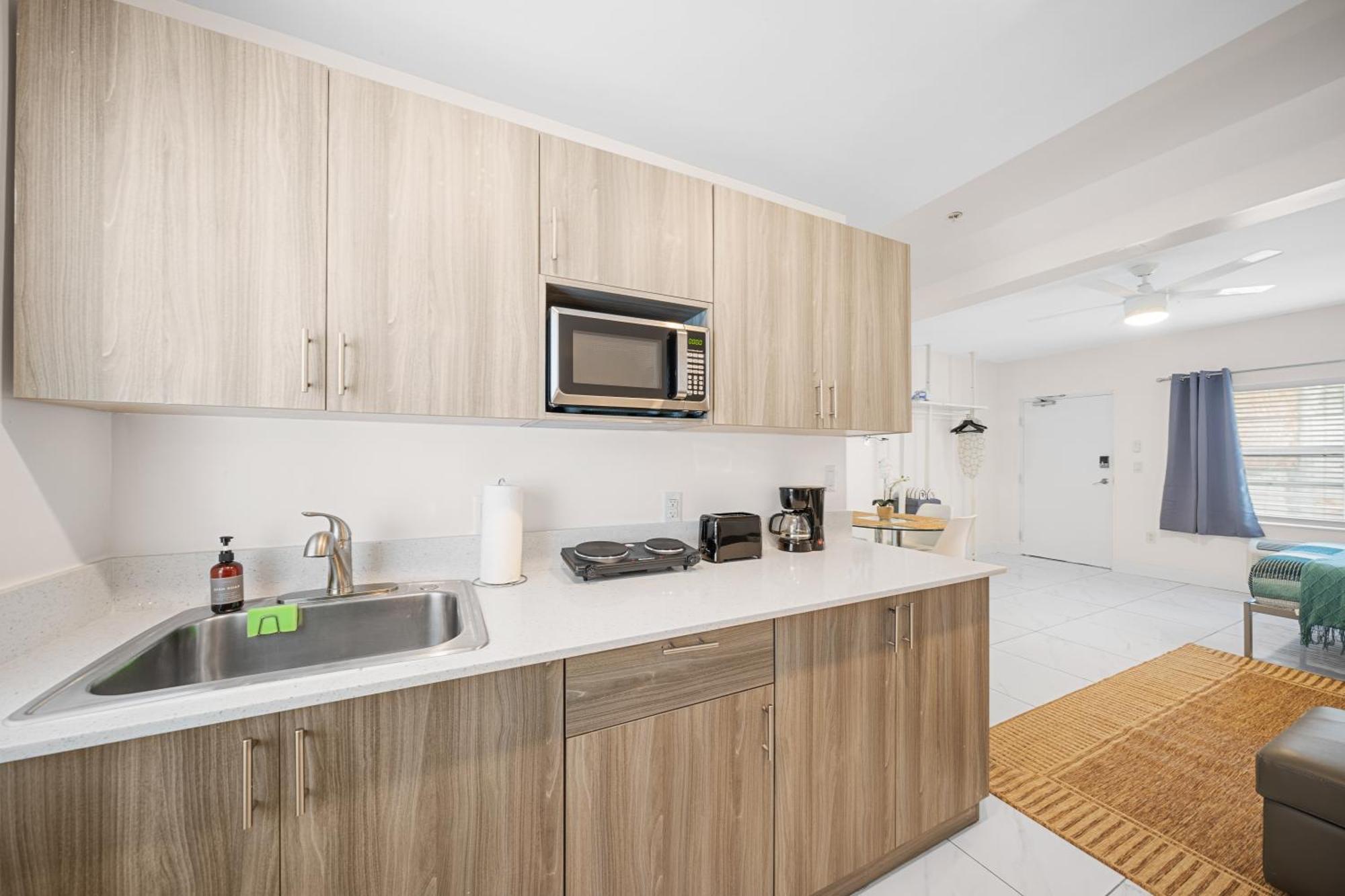 Premium Accessible Two Double Beds Studio Kitchen