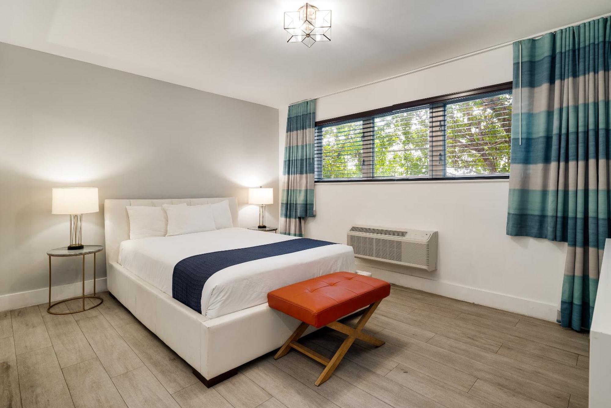 Deluxe One Bedroom Queen Suite