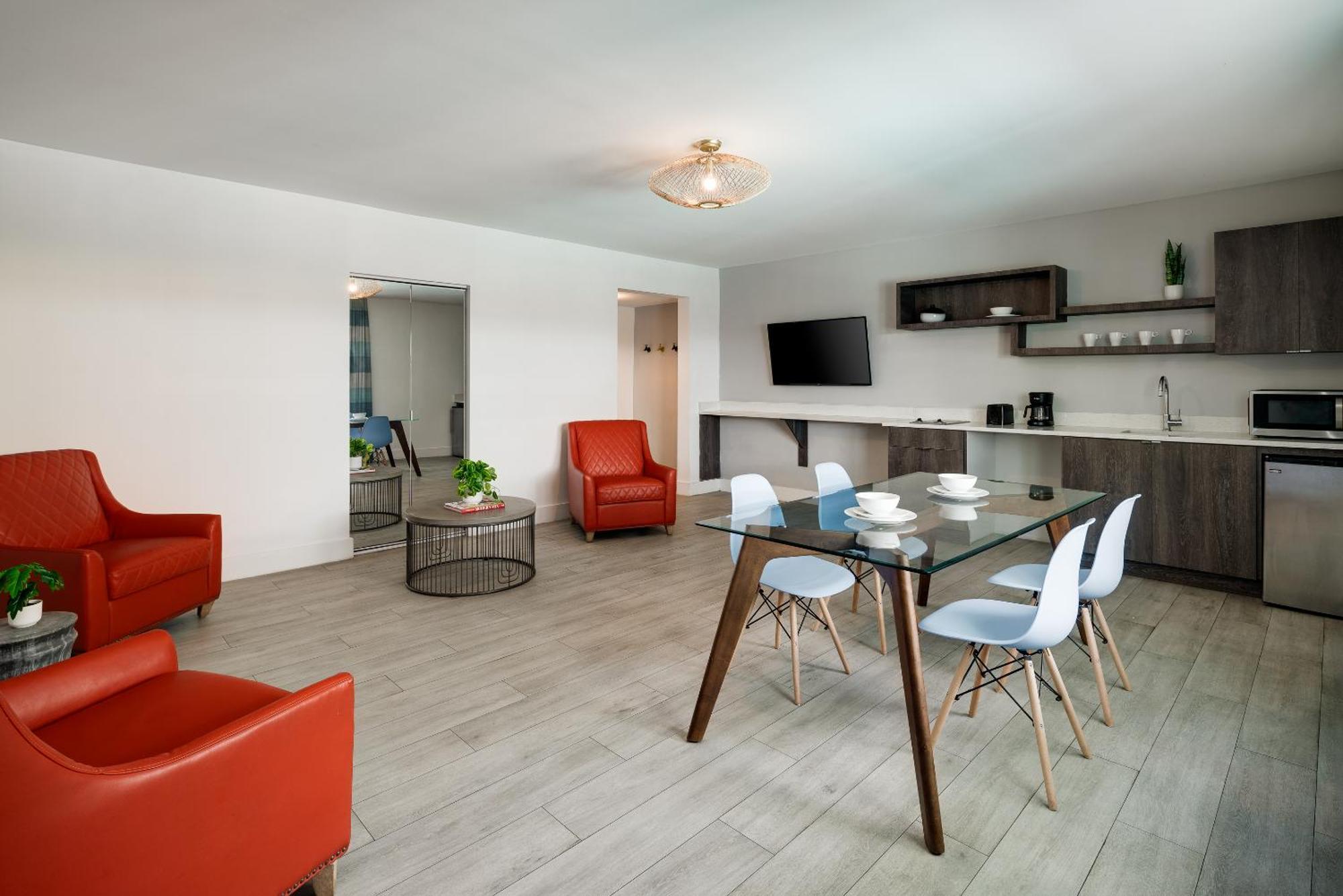 Deluxe One Bedroom Queen Suite